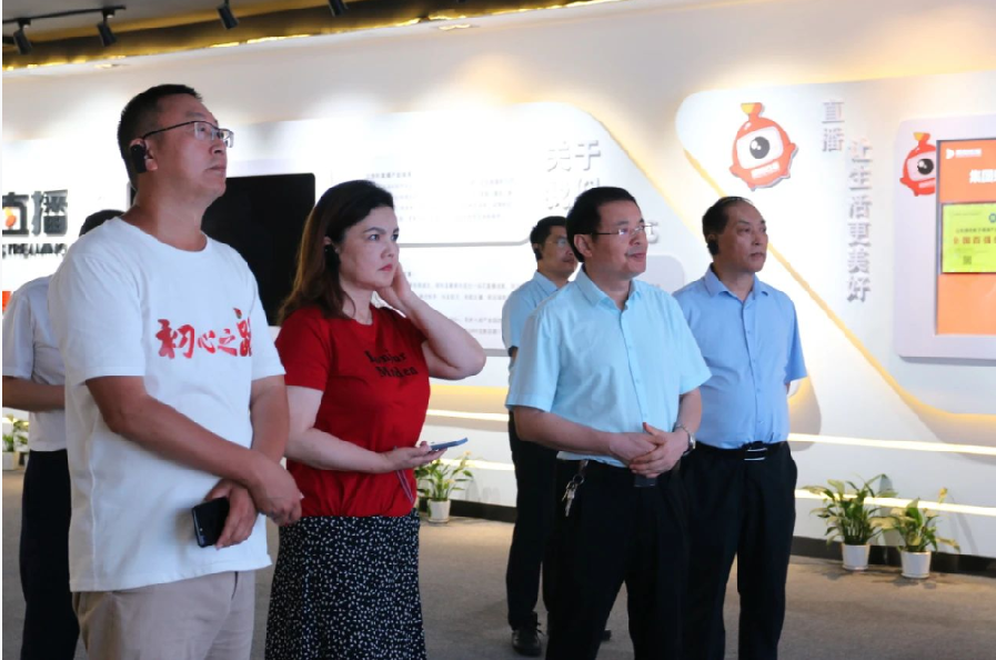 澎湃新聞初心之路巡展—紅色大巴駛入順和直播