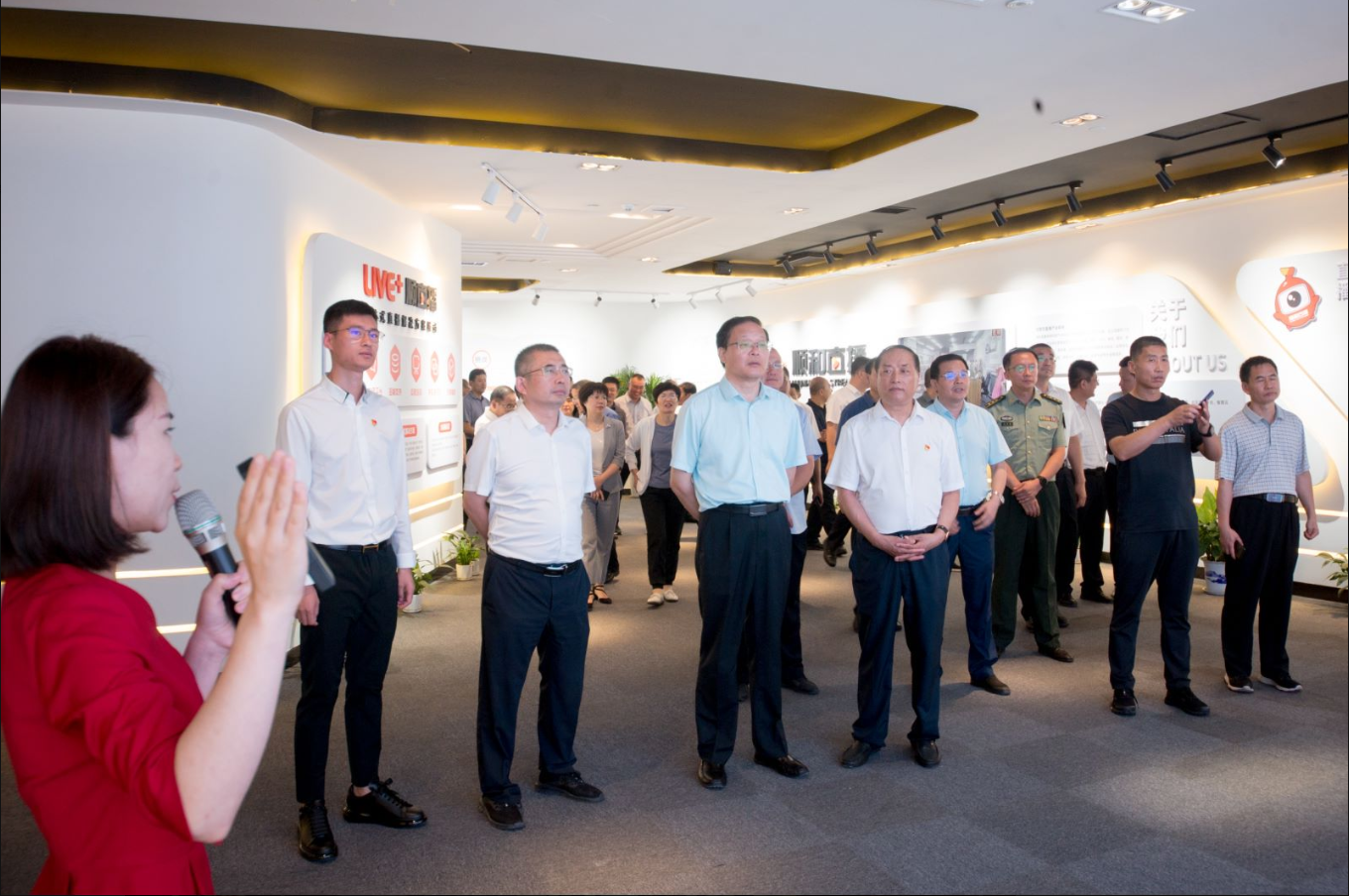 蘭山區推動高質量發展現場交流會考察團蒞臨順和國際智慧物流園和順和直播電商科技產業園考察指導工作