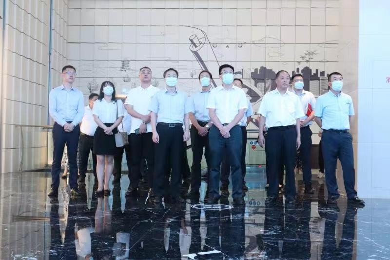 青島銀行黨委書記、董事長景在倫一行蒞臨順和集團參觀考察